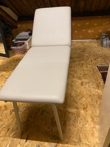 Behandel/massage tafel beschikbaar voor biedingen