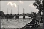 Zaandam, Pr, Bernhardbrug, man op bankje., Ophalen of Verzenden, 1940 tot 1960, Ongelopen, Noord-Holland