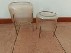 twee bloempotten rose  glas op metalen standaard, Overige kleuren, Ophalen of Verzenden, Minder dan 50 cm, Glas