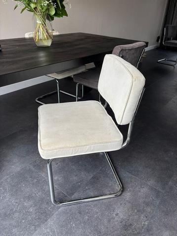 4 eetkamer stoelen beschikbaar voor biedingen