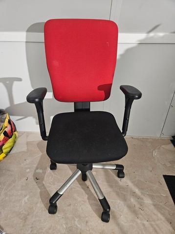 Bureaustoel zwart/rood beschikbaar voor biedingen