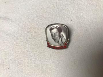 Speld/pin emaille (rood)jaren 60 zanger en acteur Pat Boone beschikbaar voor biedingen