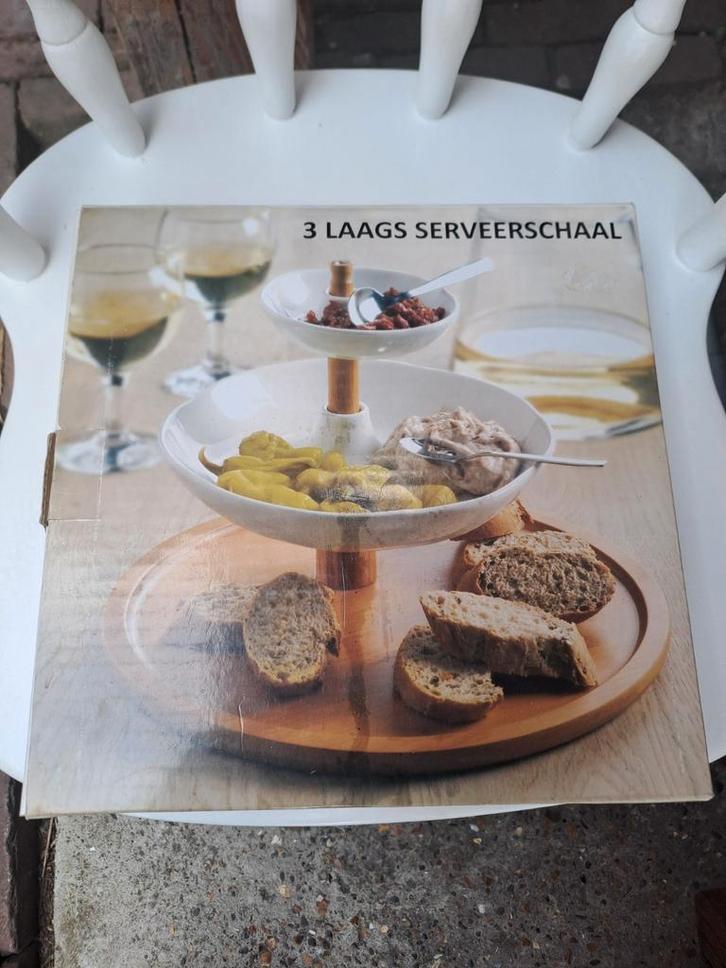 Nieuwe 3-laags etagere bamboe/porselein, Huis en Inrichting, Woonaccessoires | Schalen en Manden, Ophalen