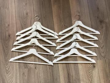 Kledinghangers beschikbaar voor biedingen