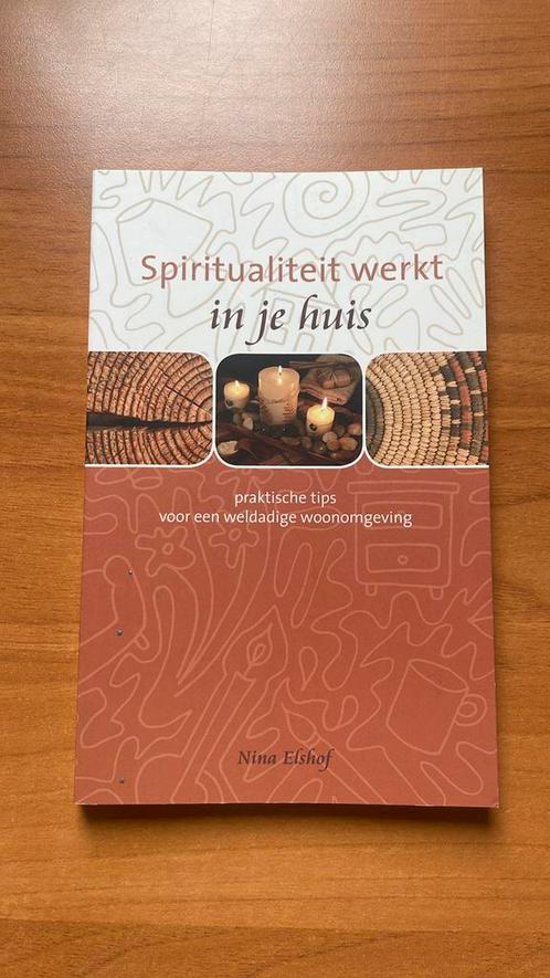 Nina Elshof - Spiritualiteit werkt in je huis, Boeken, Esoterie en Spiritualiteit, Zo goed als nieuw, Astrologie, Ophalen of Verzenden