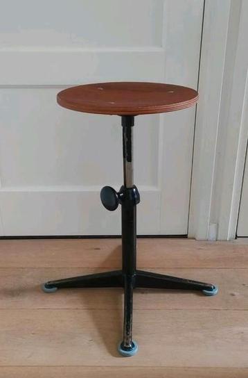 Industriële atelier kruk Ahrend de Cirkel Friso Kramer  beschikbaar voor biedingen