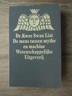 De mens tussen mythe en machine - Dr. Kwee Swan Liat, Ophalen, Gelezen