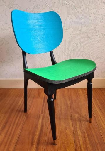 te koop: houten stoel, geverfd in Memphis-stijl, vintage beschikbaar voor biedingen