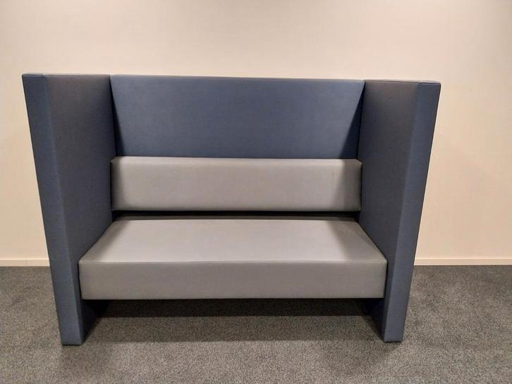 Blauw Bankje 2 stuks per stuk €350 - Stijlvol en Comfortabel, Huis en Inrichting, Banken | Bankstellen, Gebruikt, Tweepersoons