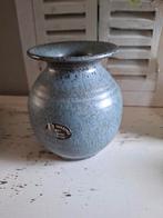 Adrie Moerings keramiek bolvaasje grijsblauw,  vintage, Ophalen of Verzenden, Zo goed als nieuw, Aardewerk of Porselein, Minder dan 50 cm