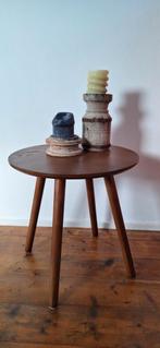 Klein minimalistisch houten bijzettafeltje, bruin, 4 poten, Huis en Inrichting, Minder dan 45 cm, Minder dan 55 cm, Rond, Ophalen of Verzenden