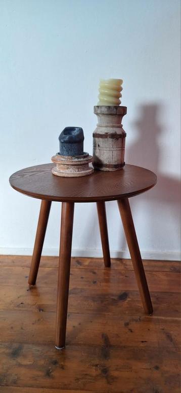 Klein minimalistisch houten bijzettafeltje, bruin, 4 poten beschikbaar voor biedingen