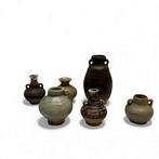 Lot van zes stuks Thaise Sawankhalok aardewerk., Antiek en Kunst, Antiek | Keramiek en Aardewerk, Ophalen of Verzenden