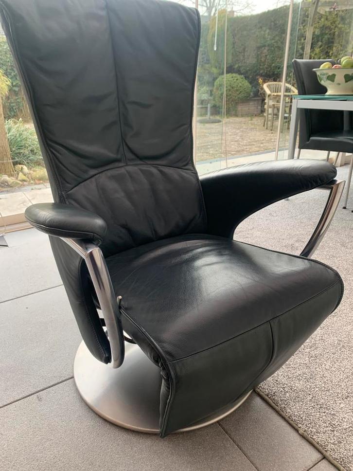 Zwart lederen relaxfauteuil de Toekomst, Huis en Inrichting, Fauteuils, Zo goed als nieuw, 50 tot 75 cm, Minder dan 75 cm, Ophalen