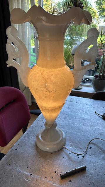 Antieke Albast Lamp met Vogelmotief beschikbaar voor biedingen