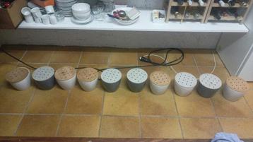 10 dezelfde bloempotten met deksel beschikbaar voor biedingen