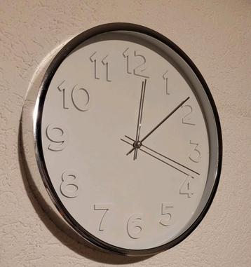 Chroom/witte ronde klok analoog op batterij beschikbaar voor biedingen
