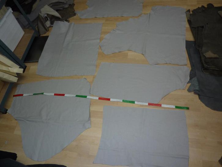 Dun lichtgrijs grote resten soepel echt leer rundleer, Hobby en Vrije tijd, Stoffen en Lappen, Nieuw, Leer of Kunstleer, 30 tot 120 cm