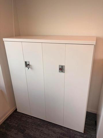 Witte kast met deuren beschikbaar voor biedingen