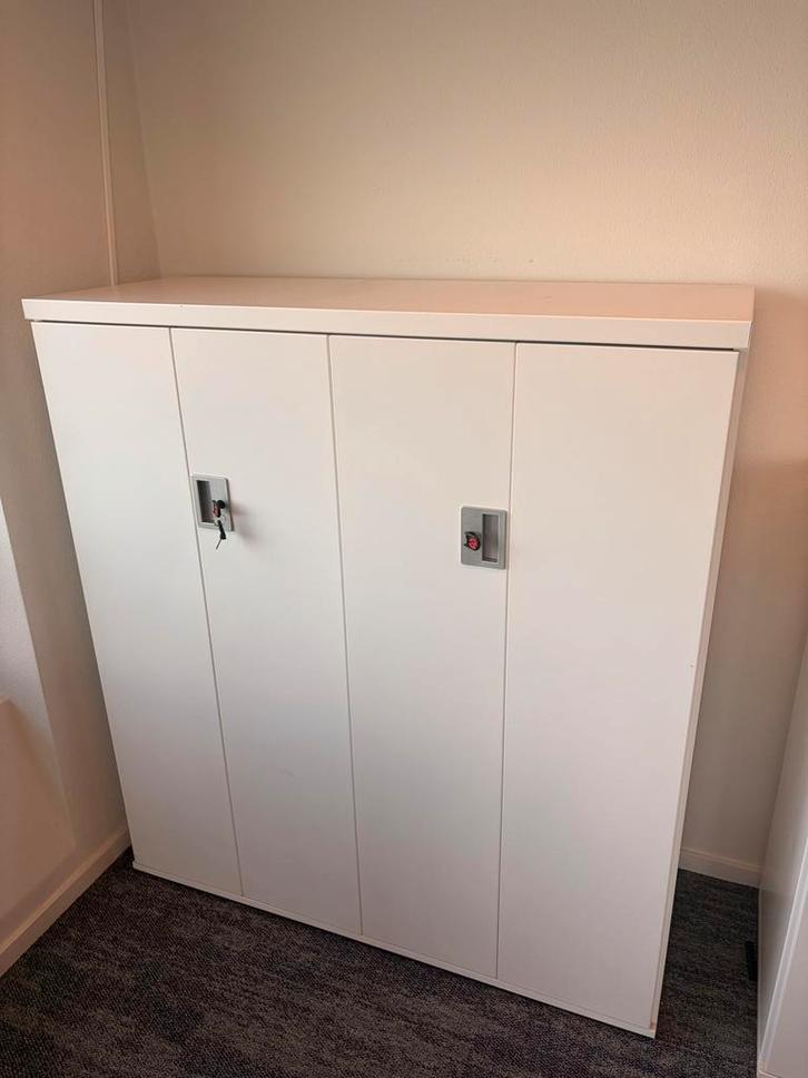 Witte kast met deuren, Huis en Inrichting, Kasten | Boekenkasten, Zo goed als nieuw, 100 tot 150 cm, 150 tot 200 cm, 25 tot 50 cm