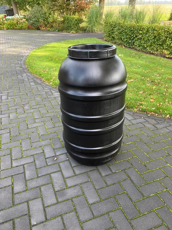 Mooie zwarte regenton met kraantje. Weer beschikbaar, Tuin en Terras, Regentonnen, Zo goed als nieuw, Kunststof, 150 liter of meer