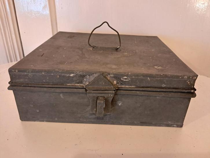 Vintage Metalen Kist met Handvat, Antiek en Kunst, Antiek | Overige Antiek, Ophalen of Verzenden