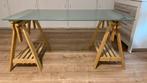 Ikea bureau glasplaat met houten schagen., Huis en Inrichting, Bureaus, Ophalen, In hoogte verstelbaar, Gebruikt, Bureau
