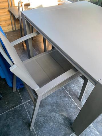 MEUBILI Prachtig tuinset meubili tafel en 4 stoelenstoelen  beschikbaar voor biedingen