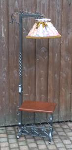 Vintage smeedijzeren vloerlamp met tafeltje en lectuurbak, Huis en Inrichting, Lampen | Vloerlampen, Ophalen, Zo goed als nieuw