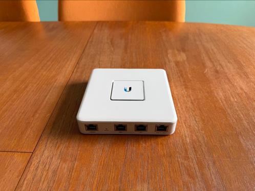 Ubiquiti UniFi Security Gateway (USG), Computers en Software, Netwerk switches, Zo goed als nieuw, Ophalen of Verzenden