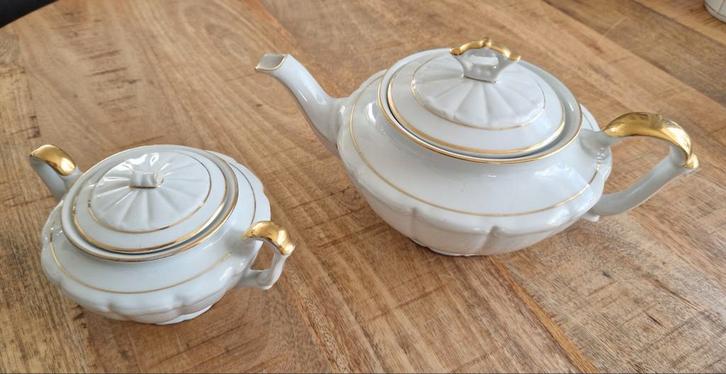 Antiek theeservies met 10 kop en schotels, wit / goud randje, Antiek en Kunst, Antiek | Servies compleet, Ophalen of Verzenden