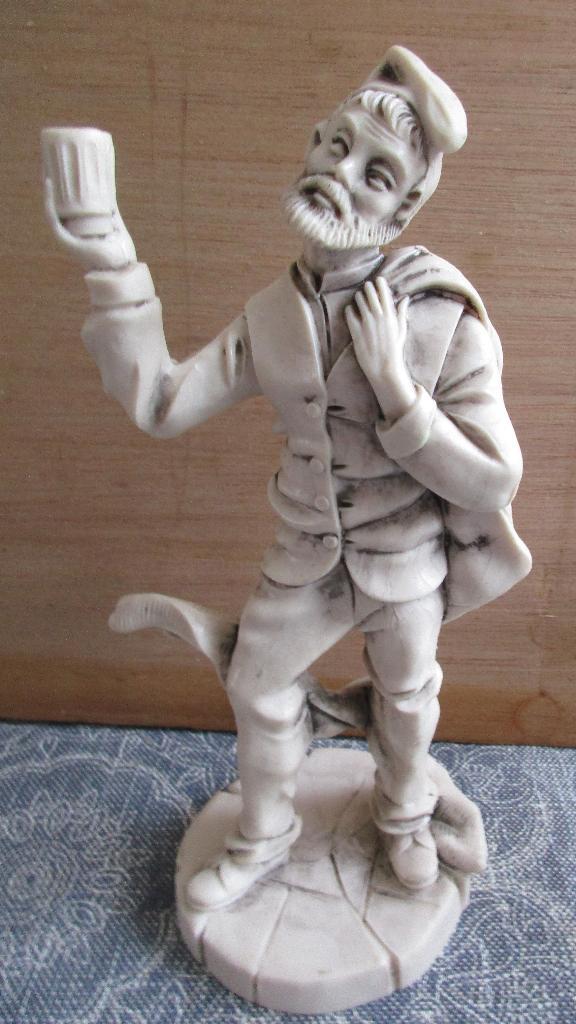 vintage albasten beeldje persoon met glas in de hand, Antiek en Kunst, Kunst | Beelden en Houtsnijwerken, Ophalen of Verzenden