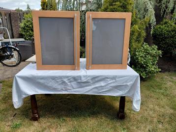 2 kasten met glazen deuren. Ieder 78 x 60 x 32.5 (h-b-d)