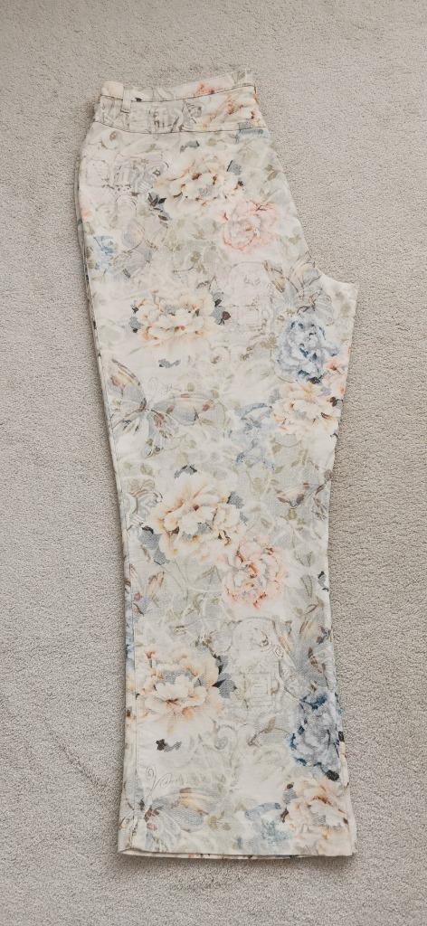 Michèle broek roos vlinder fantasie zachte kleuren, maat 46, Kleding | Dames, Broeken en Pantalons, Zo goed als nieuw, Maat 46/48 (XL) of groter
