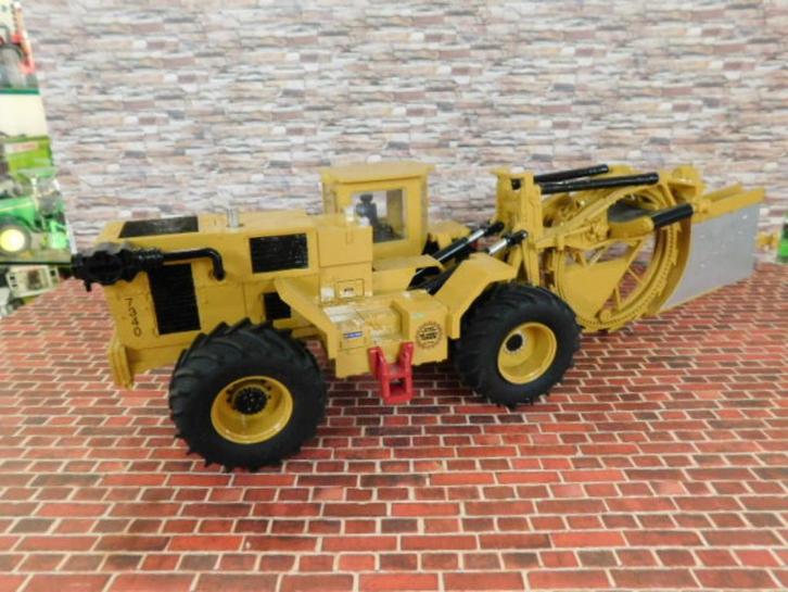 1/32 Buckeye 7340 Wheel Trencher Drainage ploeg, Hobby en Vrije tijd, Modelauto's | 1:32, Zo goed als nieuw, Tractor of Landbouw