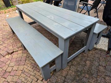 Tafel met 2 banken - Geschilderd en in prima staat! beschikbaar voor biedingen