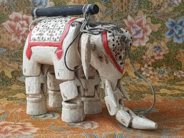 Mooie oude Oosterse speelgoed olifant van palmhout 22 cm. beschikbaar voor biedingen