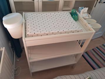 Babybedje, commode en lamp. Compleet beschikbaar voor biedingen