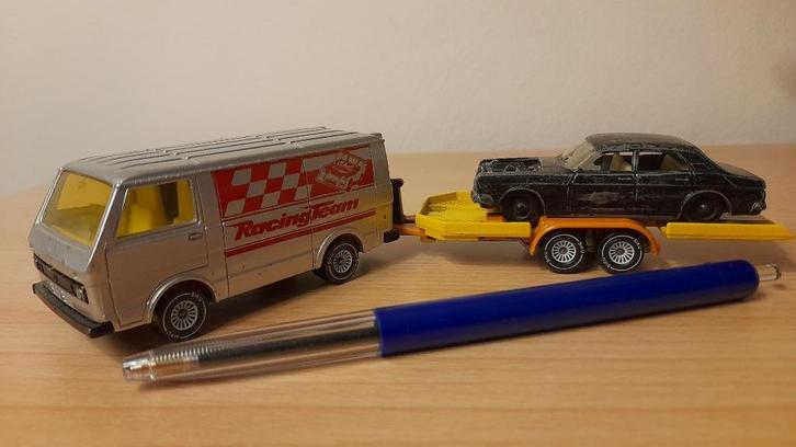 SIKU VW BUS LT28 Racing Team met aanhanger, als nieuw, Hobby en Vrije tijd, Modelauto's | Overige schalen, Zo goed als nieuw, Bus of Vrachtwagen