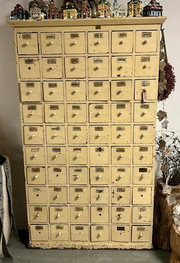 Oude apothekerskast beschikbaar voor biedingen