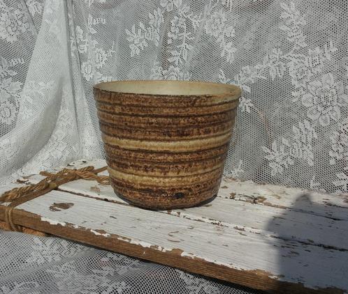Bijzondere bloempot in geribbeld " Lava-steen" Retro Vintage, Antiek en Kunst, Antiek | Woonaccessoires, Ophalen of Verzenden