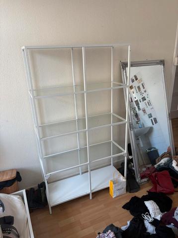 Grote stellingkast beschikbaar voor biedingen