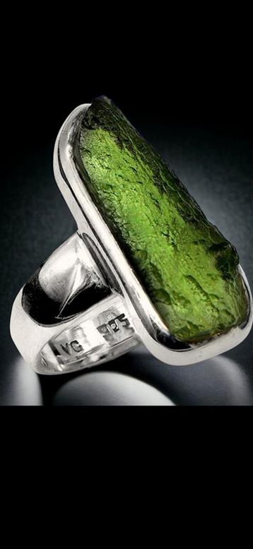 925 sterling zilveren ring met Moldaviet. beschikbaar voor biedingen