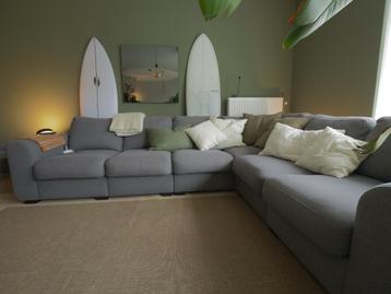 Hoekbank met hocker beschikbaar voor biedingen