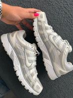 Nike P6000 wit, Kleding | Dames, Ophalen of Verzenden, Zo goed als nieuw, Grijs, Sneakers of Gympen