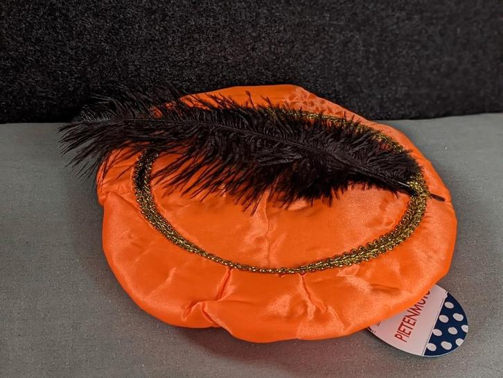 Luxe pietenmuts / baret (nieuw) gepersonaliseerd, Diversen, Sinterklaas, Zo goed als nieuw, Ophalen of Verzenden