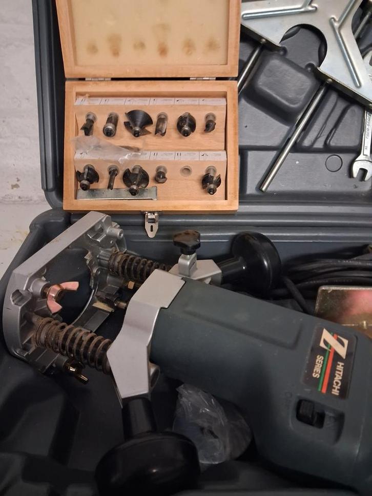 Hitachi Bovenfrees met accessoires, Doe-het-zelf en Verbouw, Gereedschap | Freesmachines, Gebruikt, Elektrisch, Bovenfrees, Ophalen of Verzenden