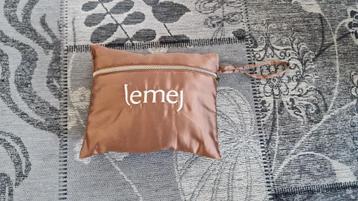 Lemej voedingsdoek beschikbaar voor biedingen