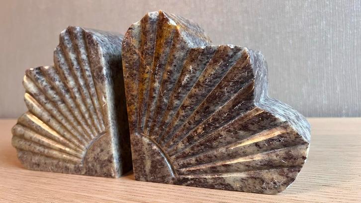 Vintage marmeren boekensteunen in schelpvorm, Huis en Inrichting, Woonaccessoires | Overige, Gebruikt, Ophalen of Verzenden