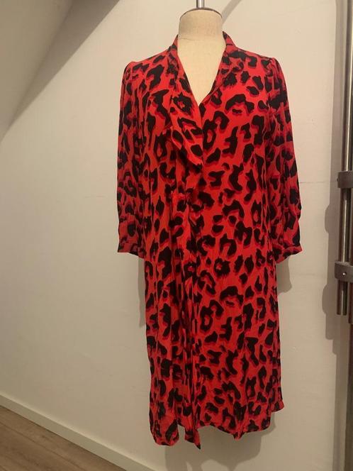 Drykorn jurk rood zwart print 2= S/36 - M/38, Kleding | Dames, Jurken, Zo goed als nieuw, Maat 36 (S), Rood, Onder de knie, Verzenden